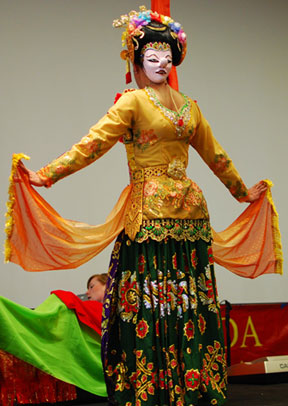 Aksi Tarian Tradisional 'Dua Wajah'